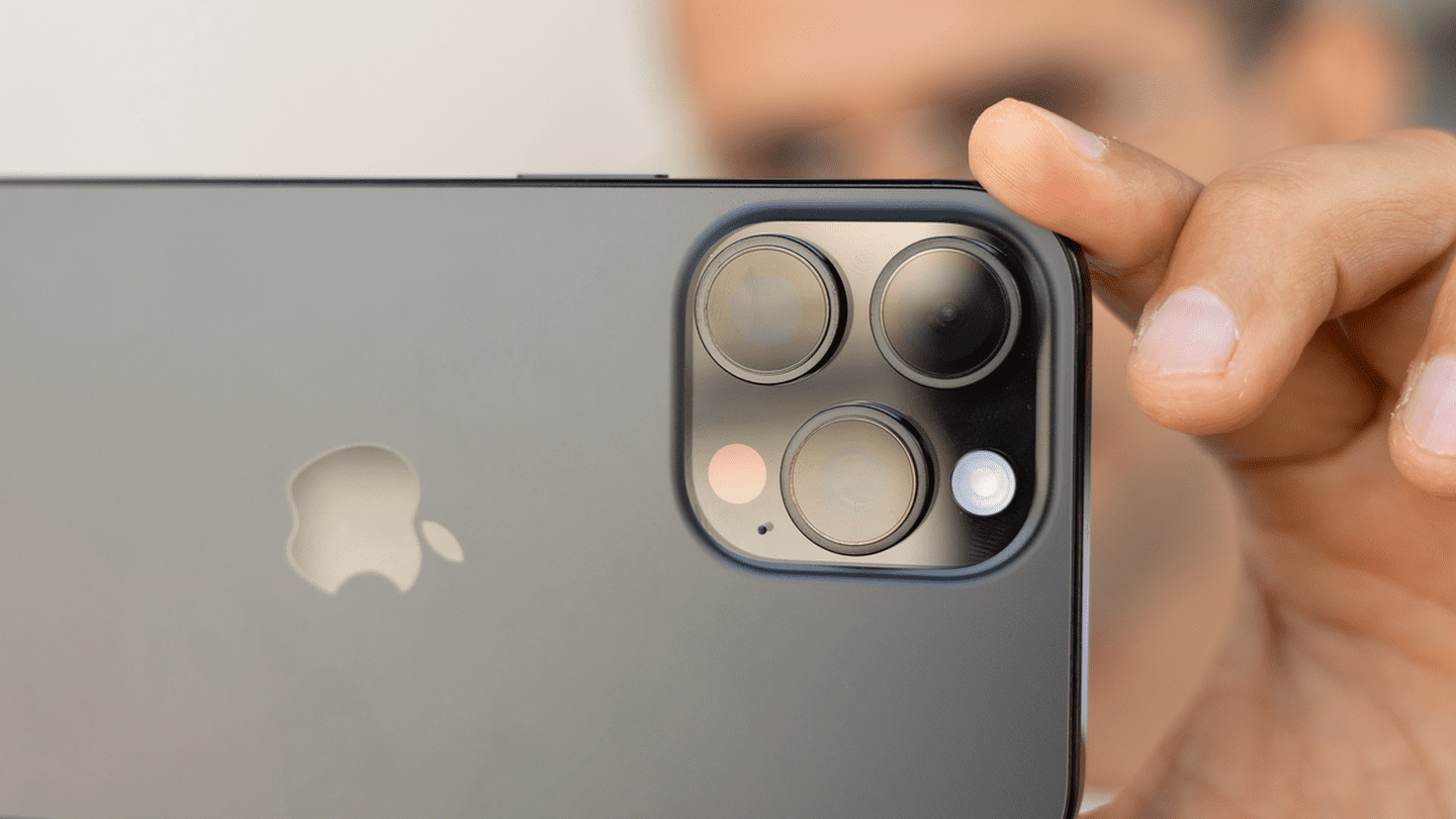 Система камер iPhone 16 Pro крупным планом