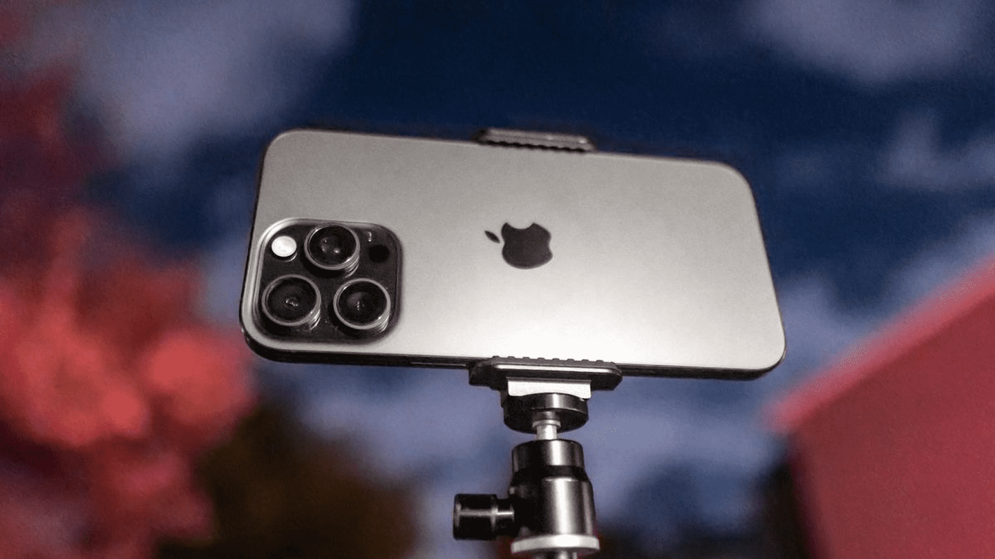 iPhone 16 Pro на штативе для профессиональной съемки